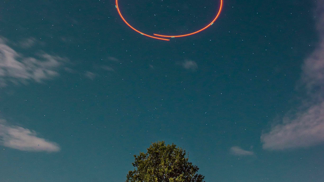 Обои горизонт, Вселенная, apple, неопознанный летающий объект, дерево в разрешении 1280x720