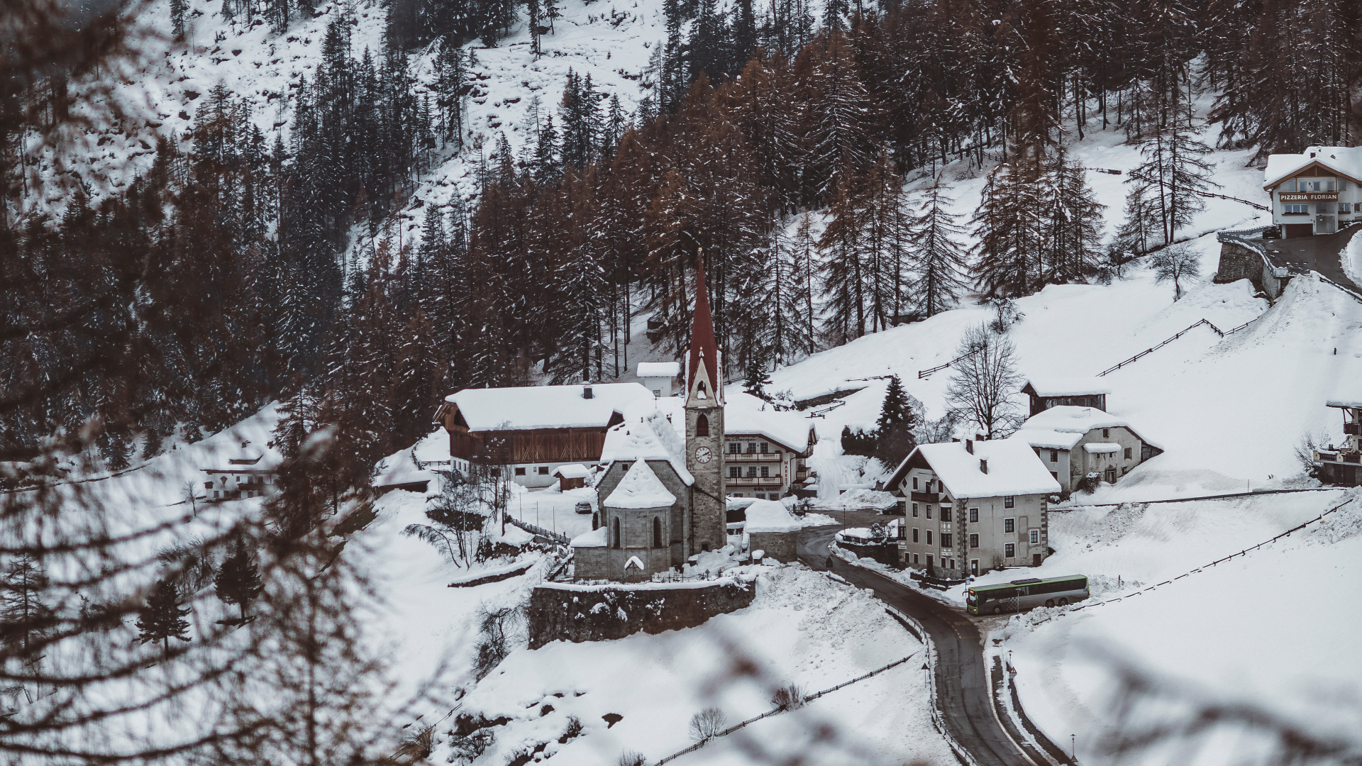 Обои зима, снег, дерево, вода, природный ландшафт в разрешении 1920x1080