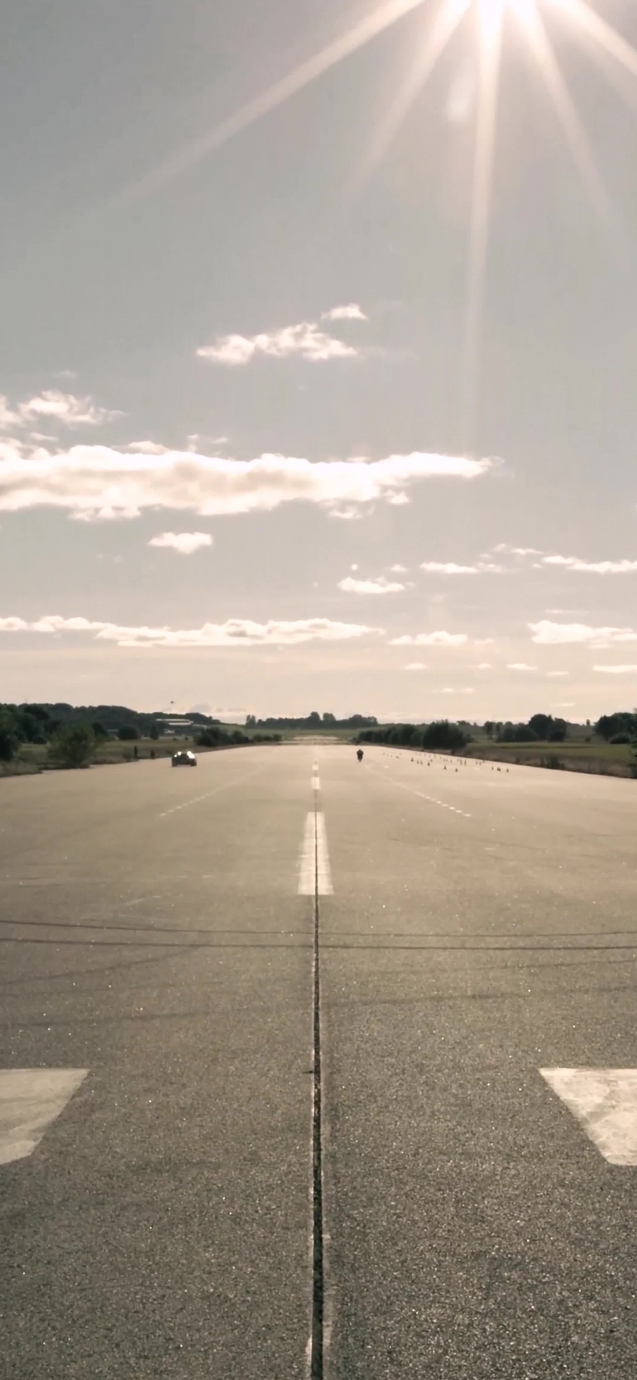 Обои асфальт, облако, дорога, горизонт, дорожное покрытие в разрешении 1242x2688