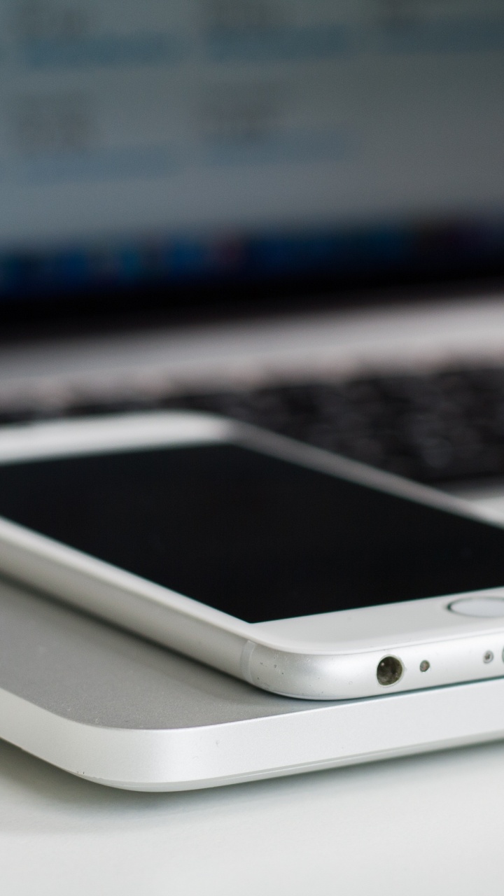 Обои смартфон, Apple МасВоок Pro, apple, гаджет, белые в разрешении 720x1280