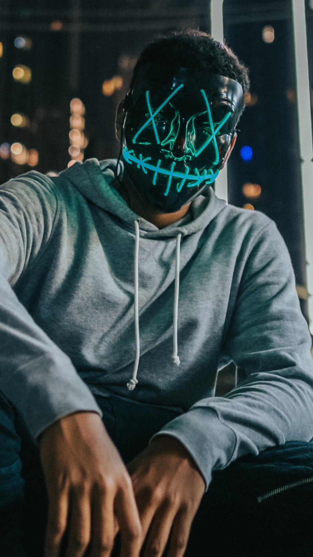 Обои городской район, головной убор, улица, город, вымышленный персонаж в разрешении 1080x1920