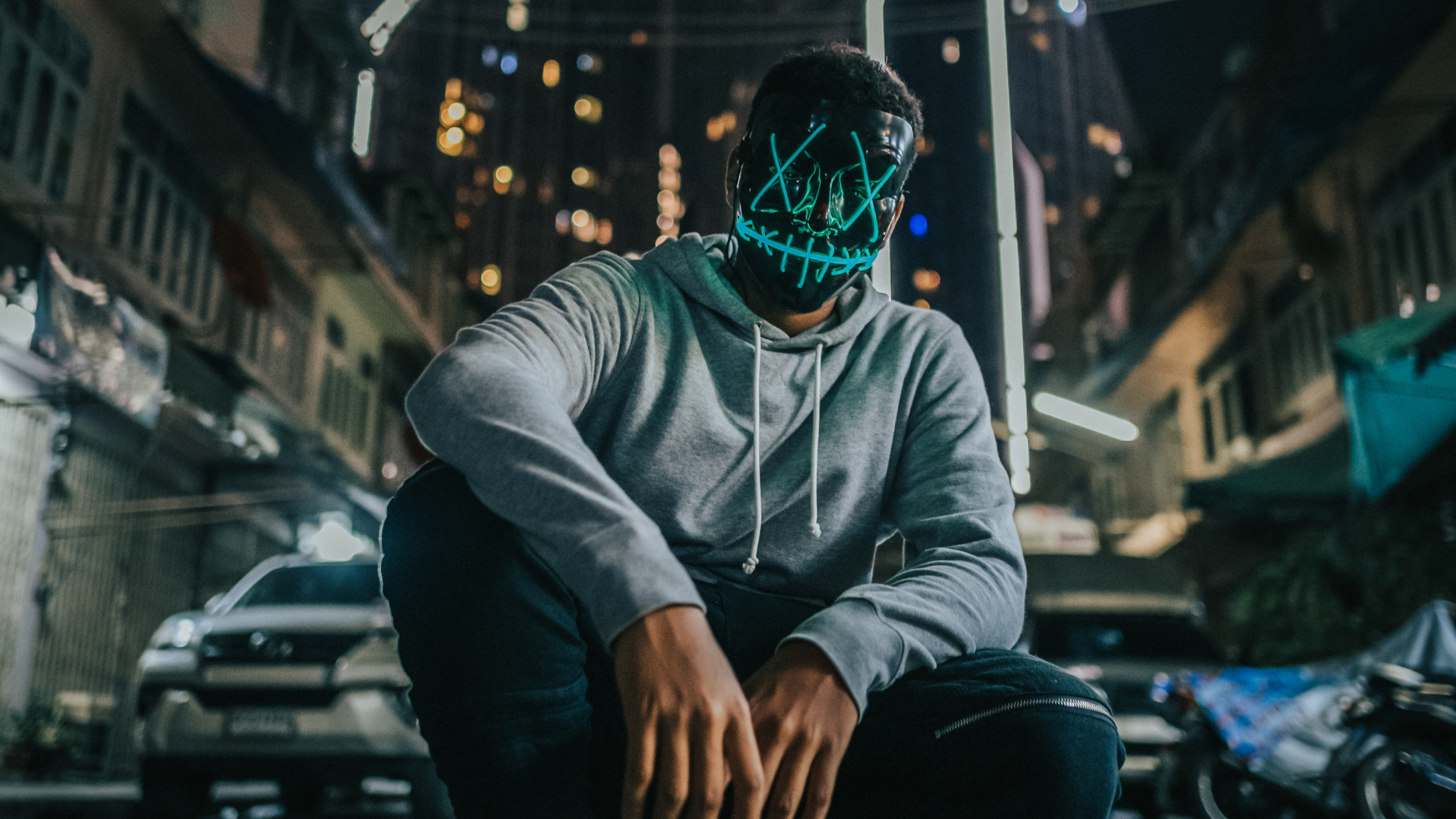 Обои городской район, головной убор, улица, город, вымышленный персонаж в разрешении 3840x2160