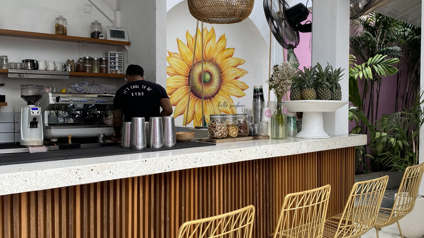 Обои таблица, обеденная комната, столешница, кухонный прибор, бытовой техники в разрешении 1366x768