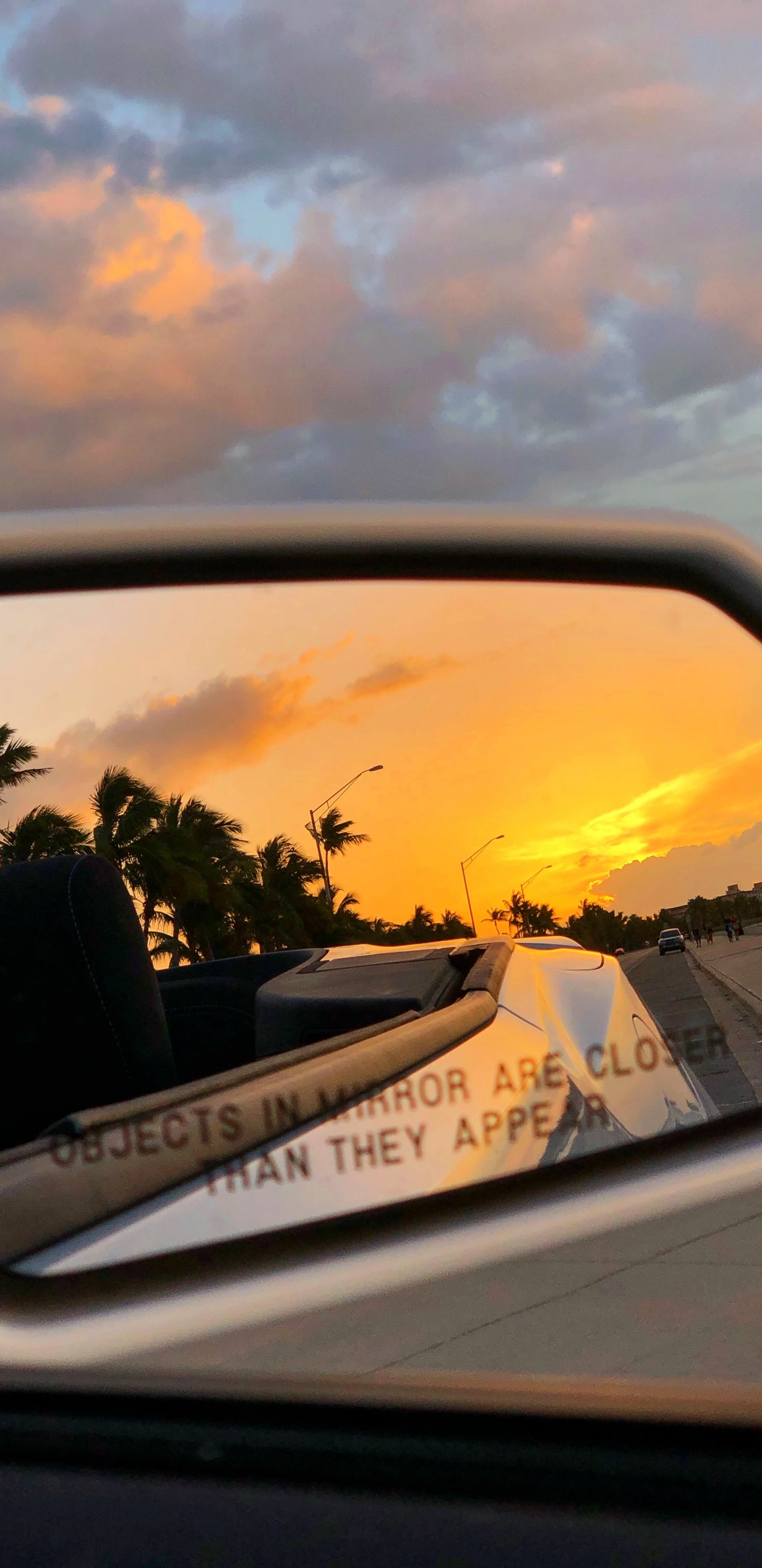 Обои зеркало заднего вида, авто, семейный автомобиль, зеркало, автомобильное зеркало в разрешении 1440x2960