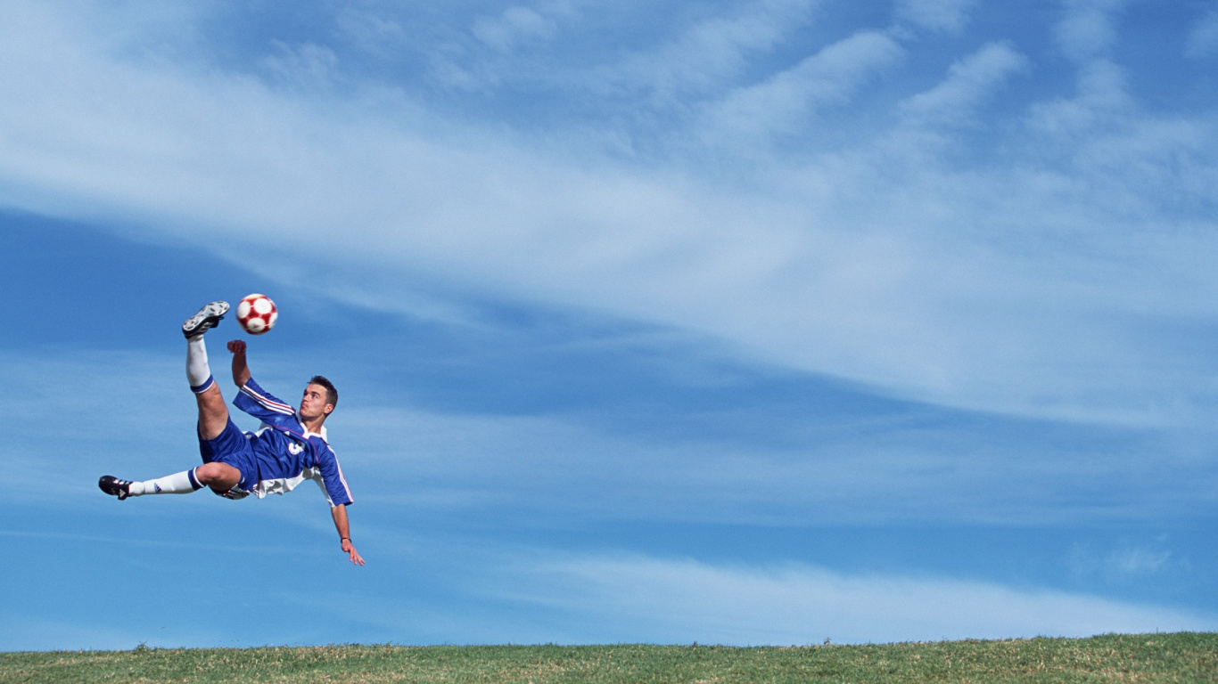 Обои мяч, синий, облако, скачок, дневное время в разрешении 1366x768