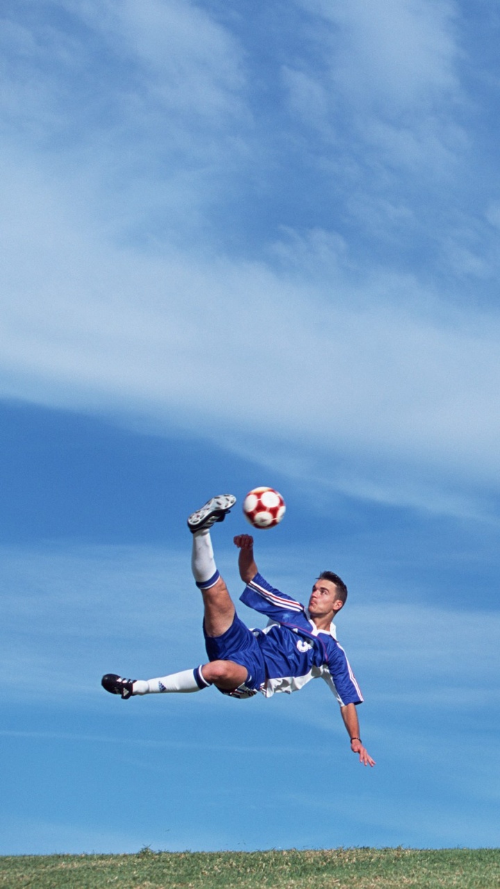 Обои мяч, синий, облако, скачок, дневное время в разрешении 720x1280