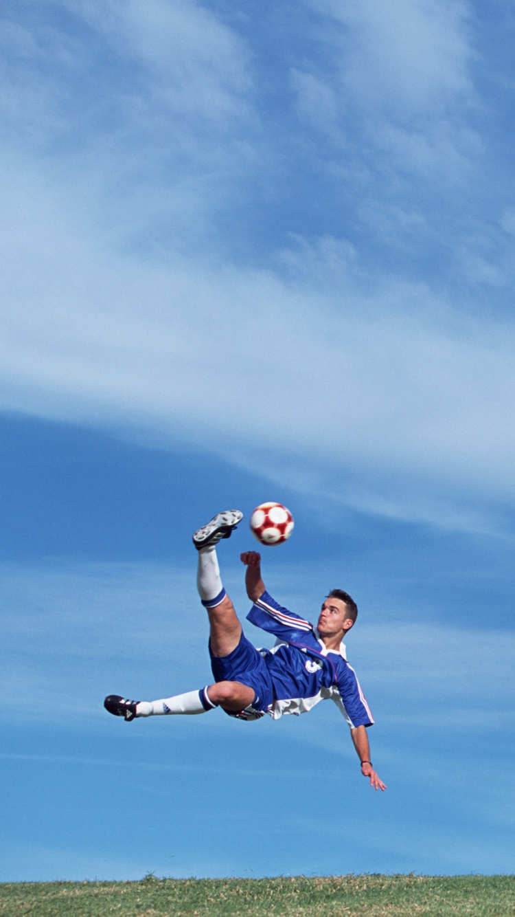 Обои мяч, синий, облако, скачок, дневное время в разрешении 750x1334