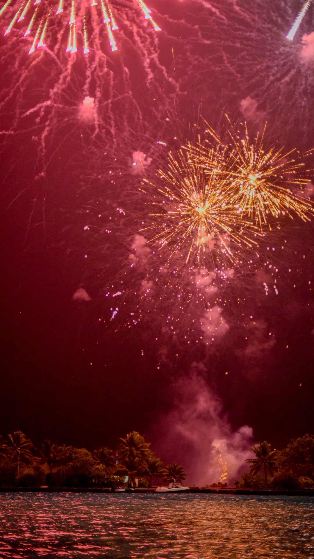 Обои салют, день нового года, красный цвет, ночь, розовый в разрешении 1080x1920