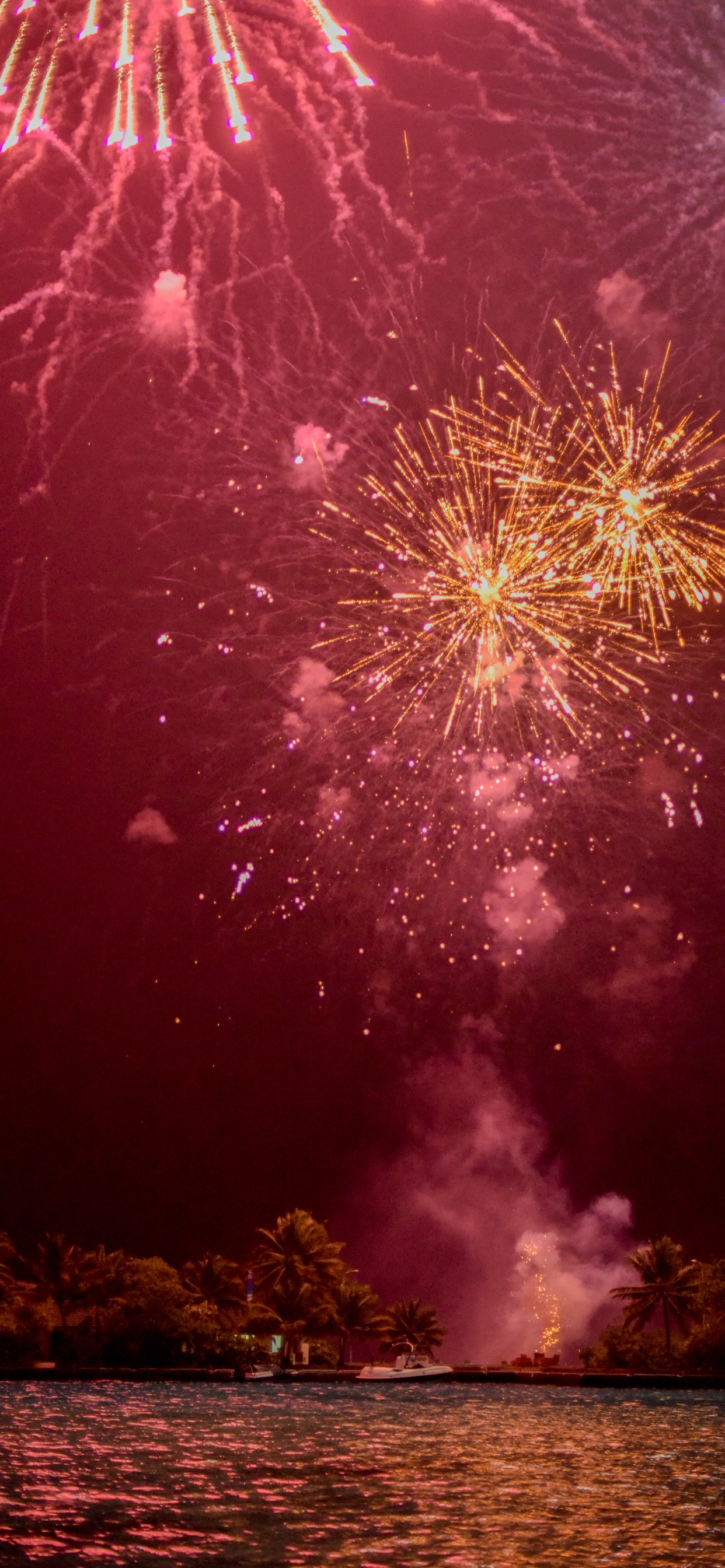 Обои салют, день нового года, красный цвет, ночь, розовый в разрешении 1242x2688