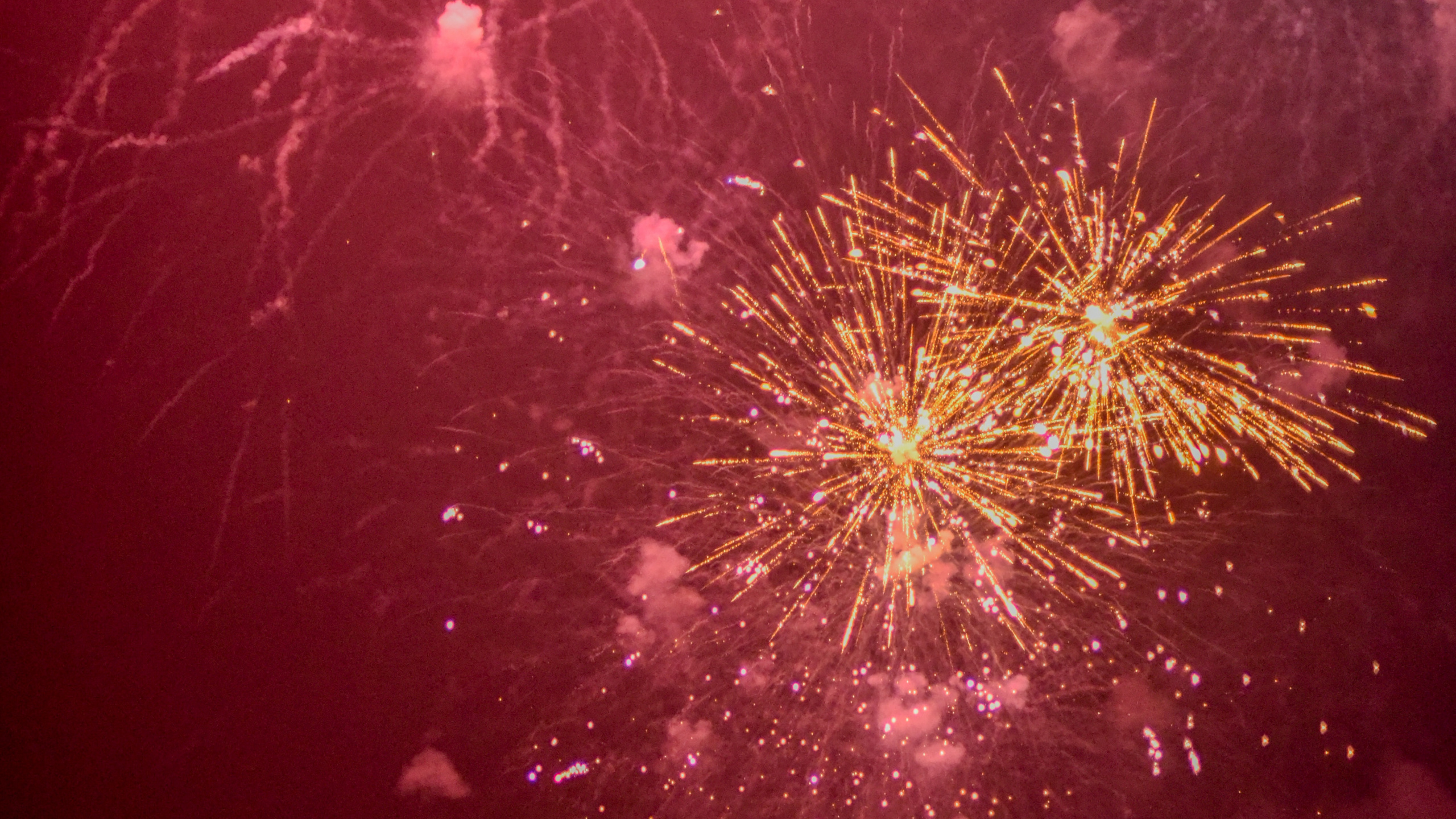 Обои салют, день нового года, красный цвет, ночь, розовый в разрешении 2560x1440