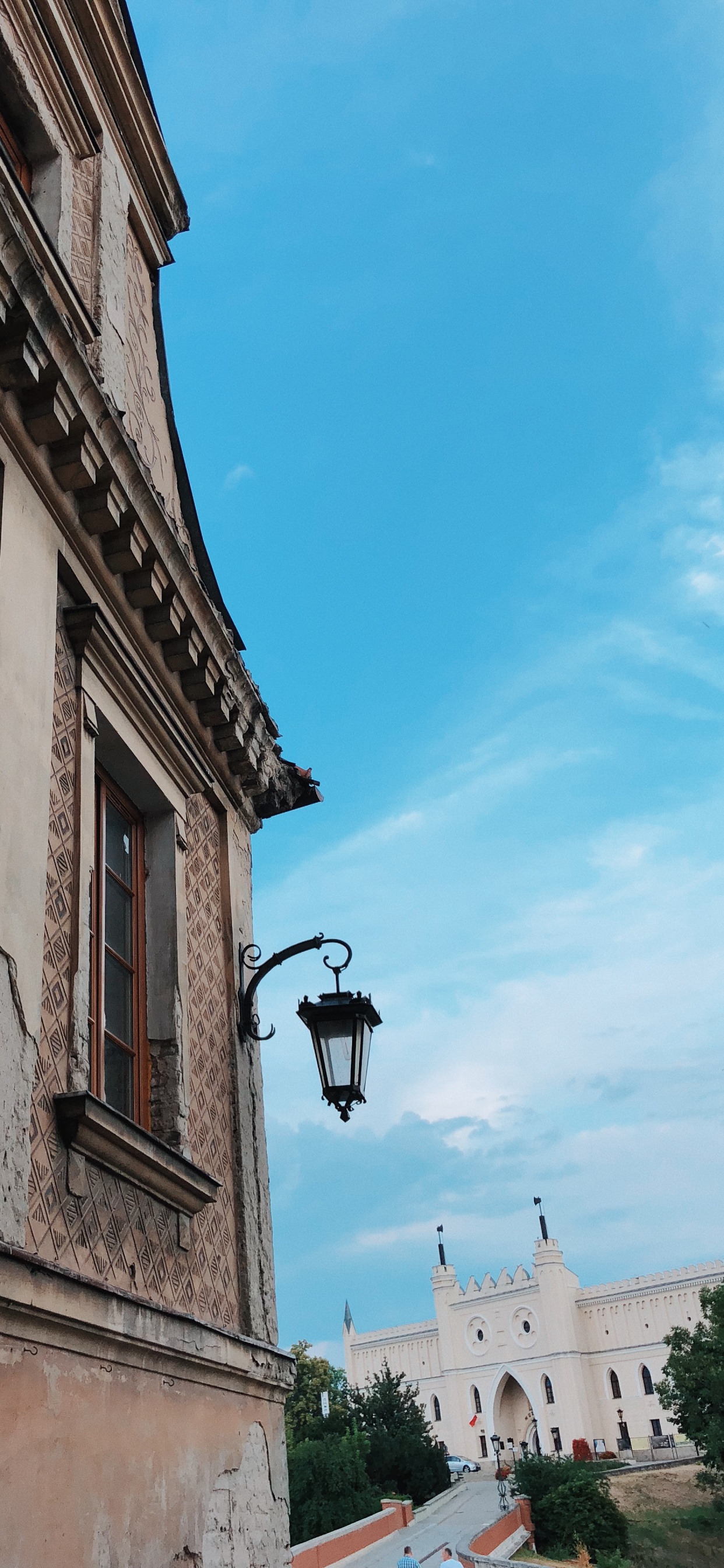 Обои Люблинский замок, окно, уличный фонарь, городок, осветительная арматура в разрешении 1242x2688