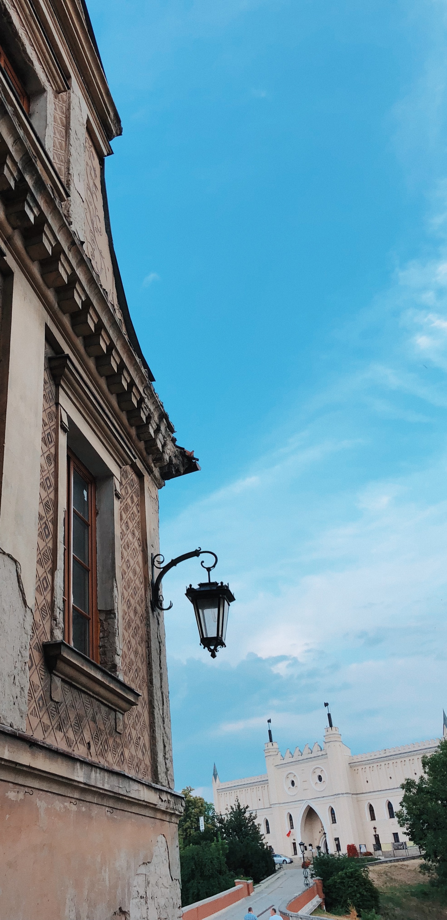 Обои Люблинский замок, окно, уличный фонарь, городок, осветительная арматура в разрешении 1440x2960