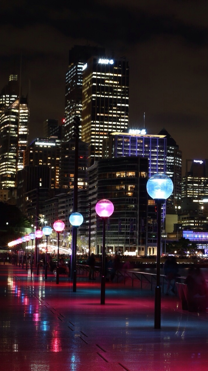 Обои уличный фонарь, городской пейзаж, город, ночь, метрополия в разрешении 720x1280