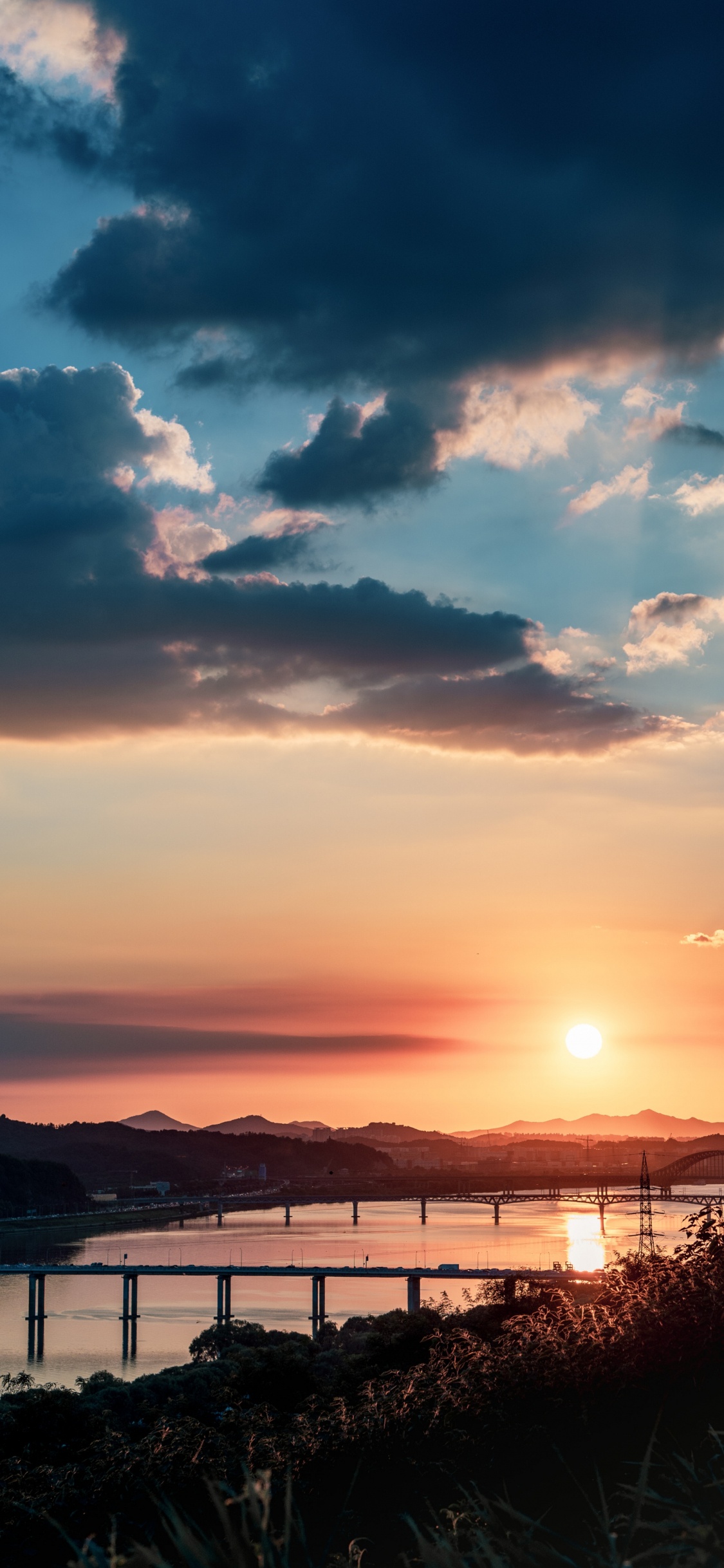 Обои закат, сумрак, восход солнца, мост Бенджамина Франклина, облако в разрешении 1125x2436