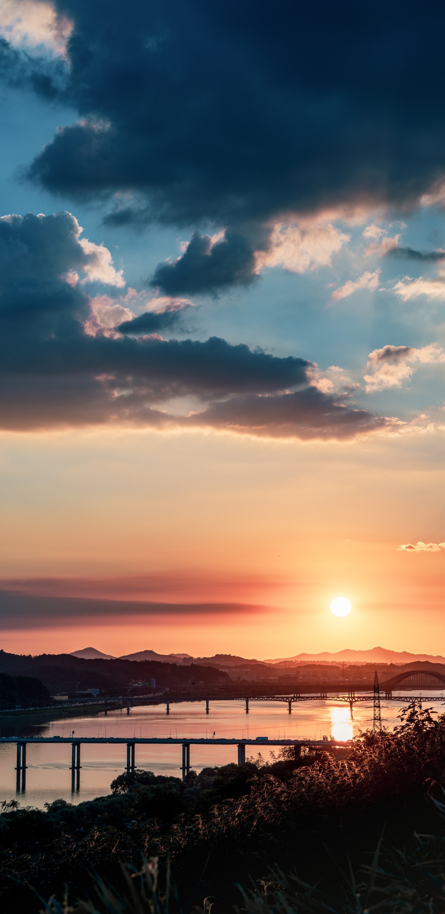 Обои закат, сумрак, восход солнца, мост Бенджамина Франклина, облако в разрешении 1440x2960