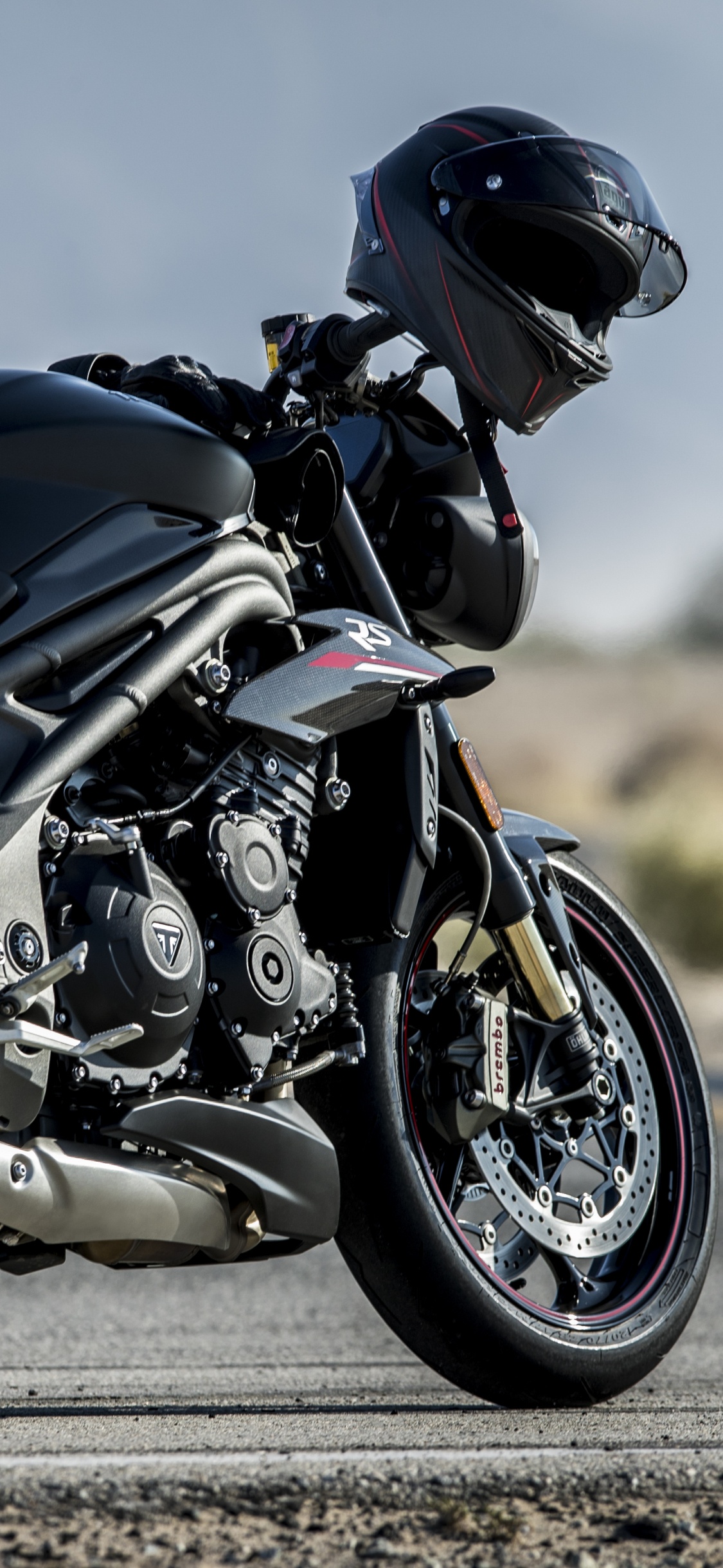 Обои Мотоциклы Triumph, мотоцикл, Прямо-три двигателя, автомобильные шины, мотоспорт в разрешении 1125x2436