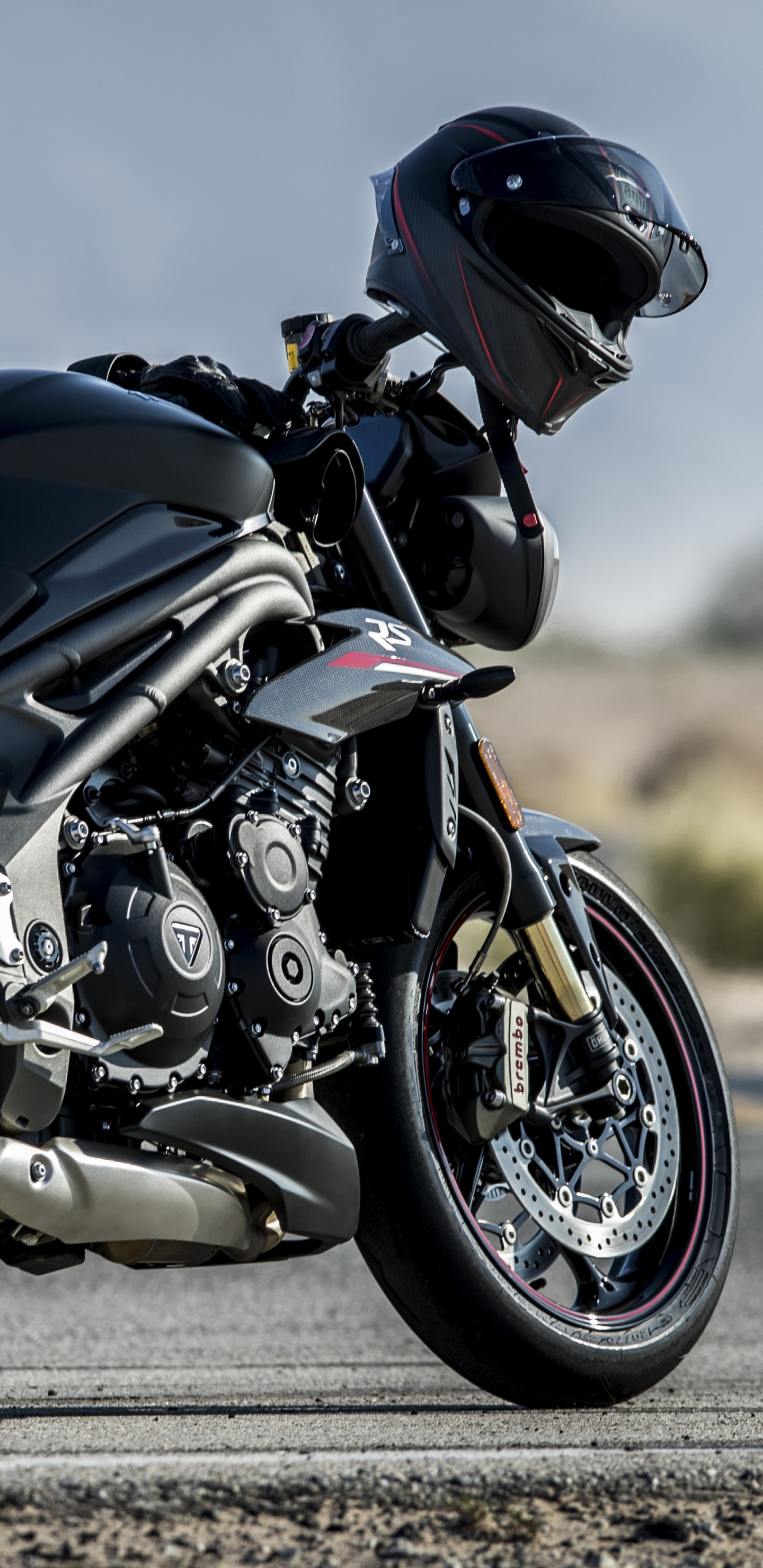 Обои Мотоциклы Triumph, мотоцикл, Прямо-три двигателя, автомобильные шины, мотоспорт в разрешении 1440x2960