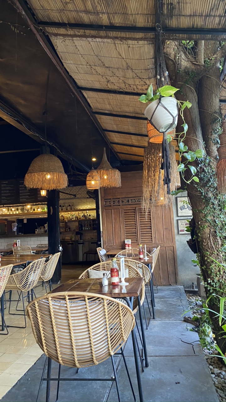 Обои таблица, освещение, мебель, осветительная арматура, плоть в разрешении 720x1280