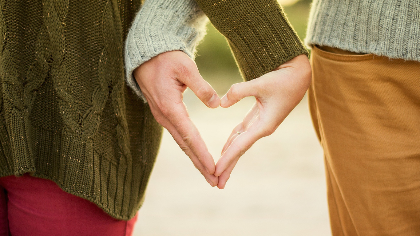 Обои роман, Люди в природе, держась за руки, жест, любовь в разрешении 1366x768