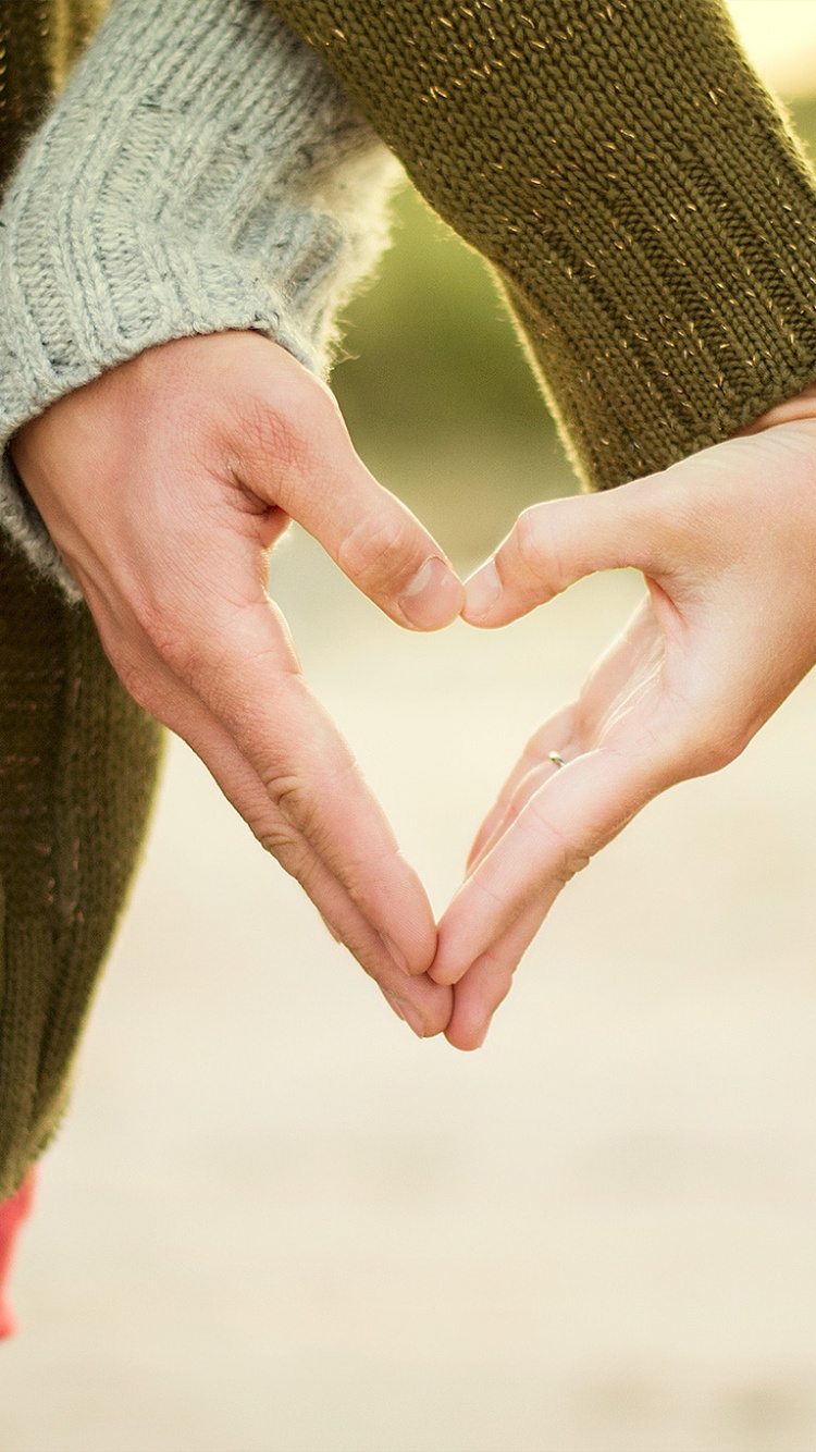 Обои роман, Люди в природе, держась за руки, жест, любовь в разрешении 750x1334