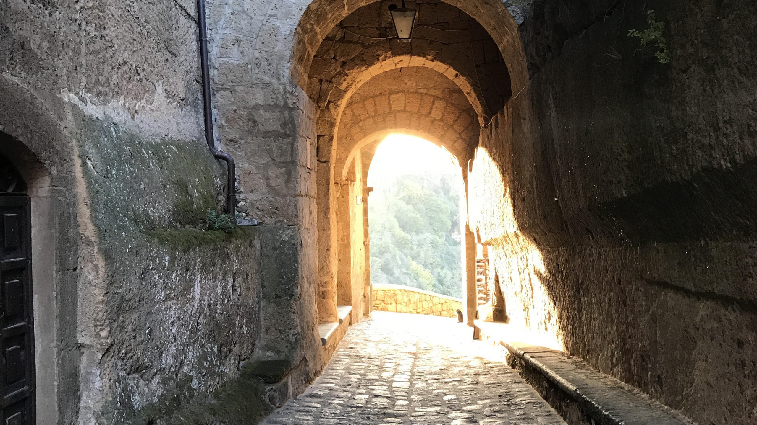 Обои аллея, средневековая архитектура, арка, здание, фортификация в разрешении 2560x1440