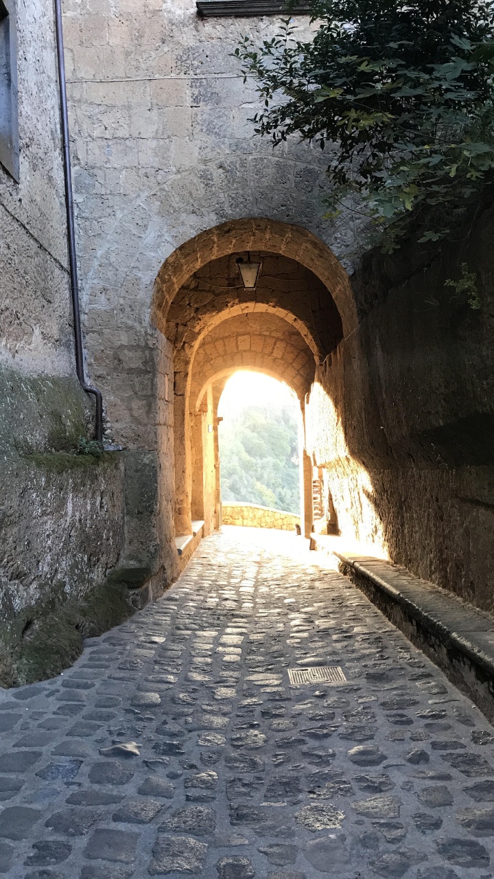 Обои аллея, средневековая архитектура, арка, здание, фортификация в разрешении 720x1280