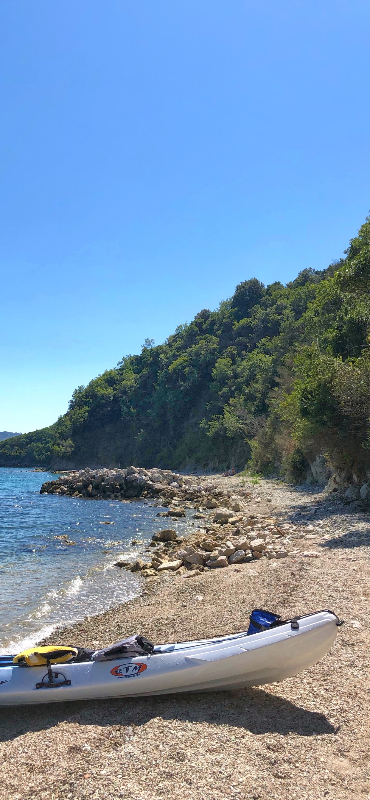 Обои Черногория, морской каяк, судно, лодка, побережье в разрешении 1242x2688