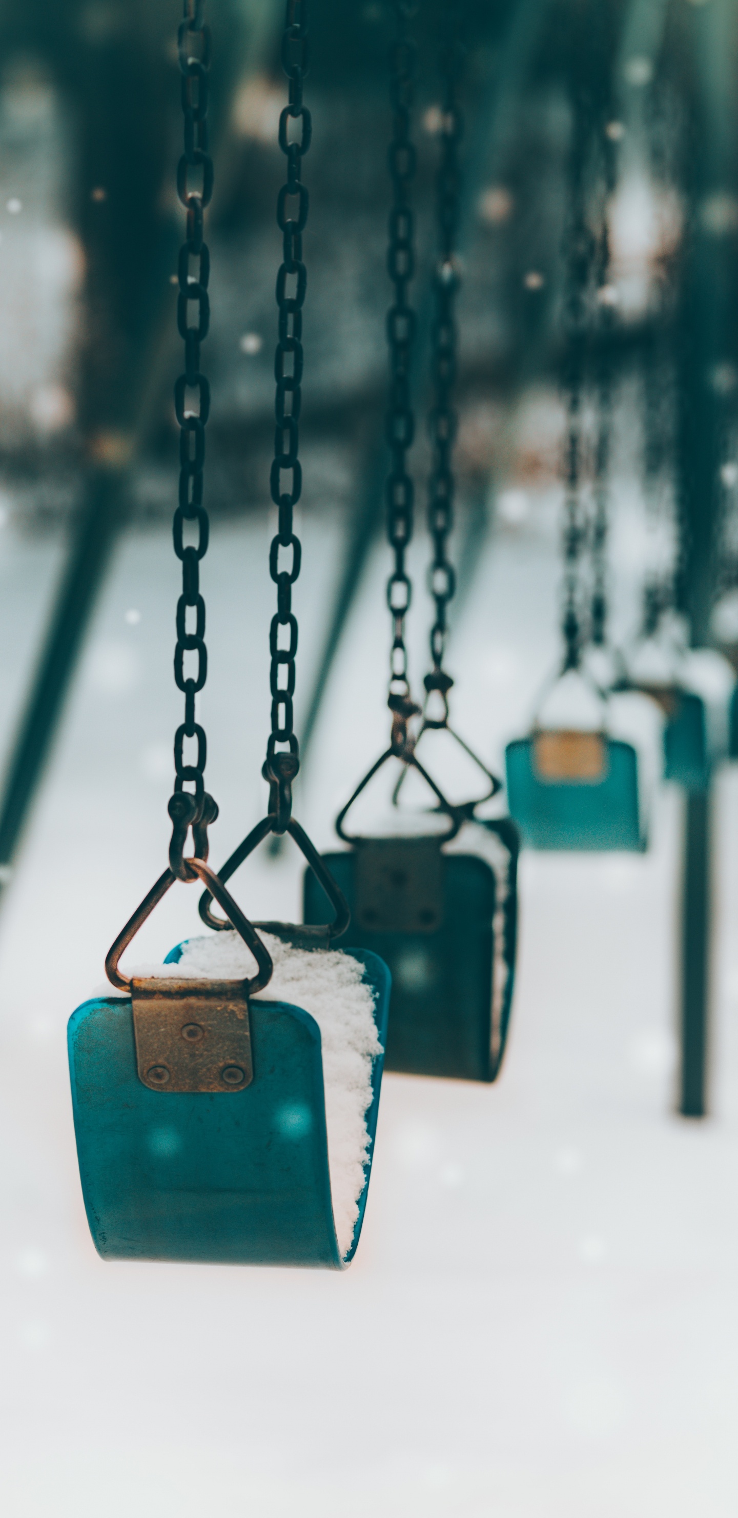 Обои качели, снег, синий, зеленый, бирюза в разрешении 1440x2960