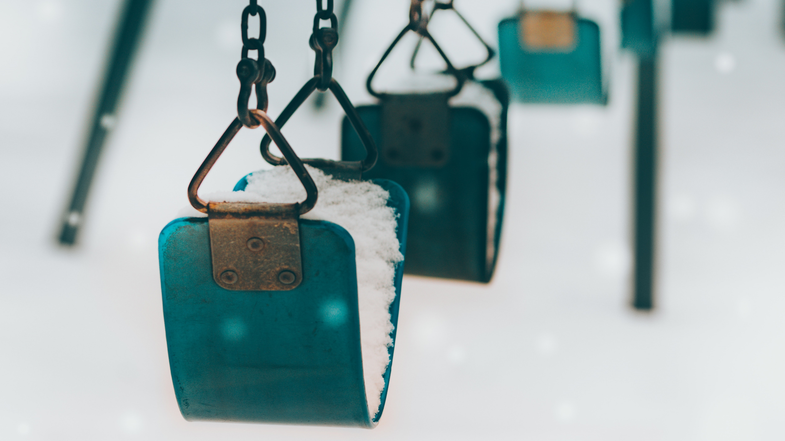 Обои качели, снег, синий, зеленый, бирюза в разрешении 2560x1440