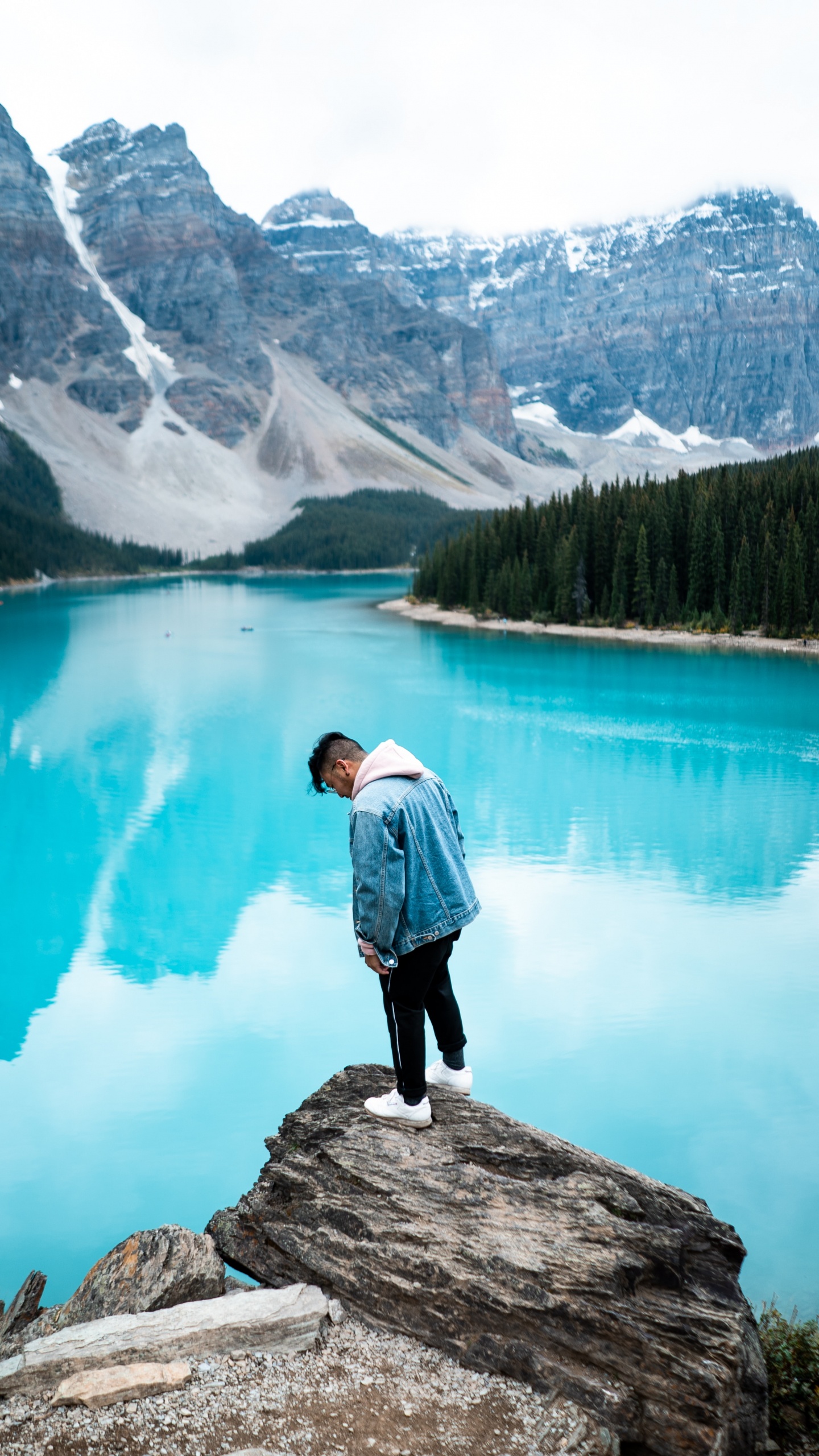 Обои моренное озеро, озеро, водоем, ледниковое озеро, гора в разрешении 1440x2560