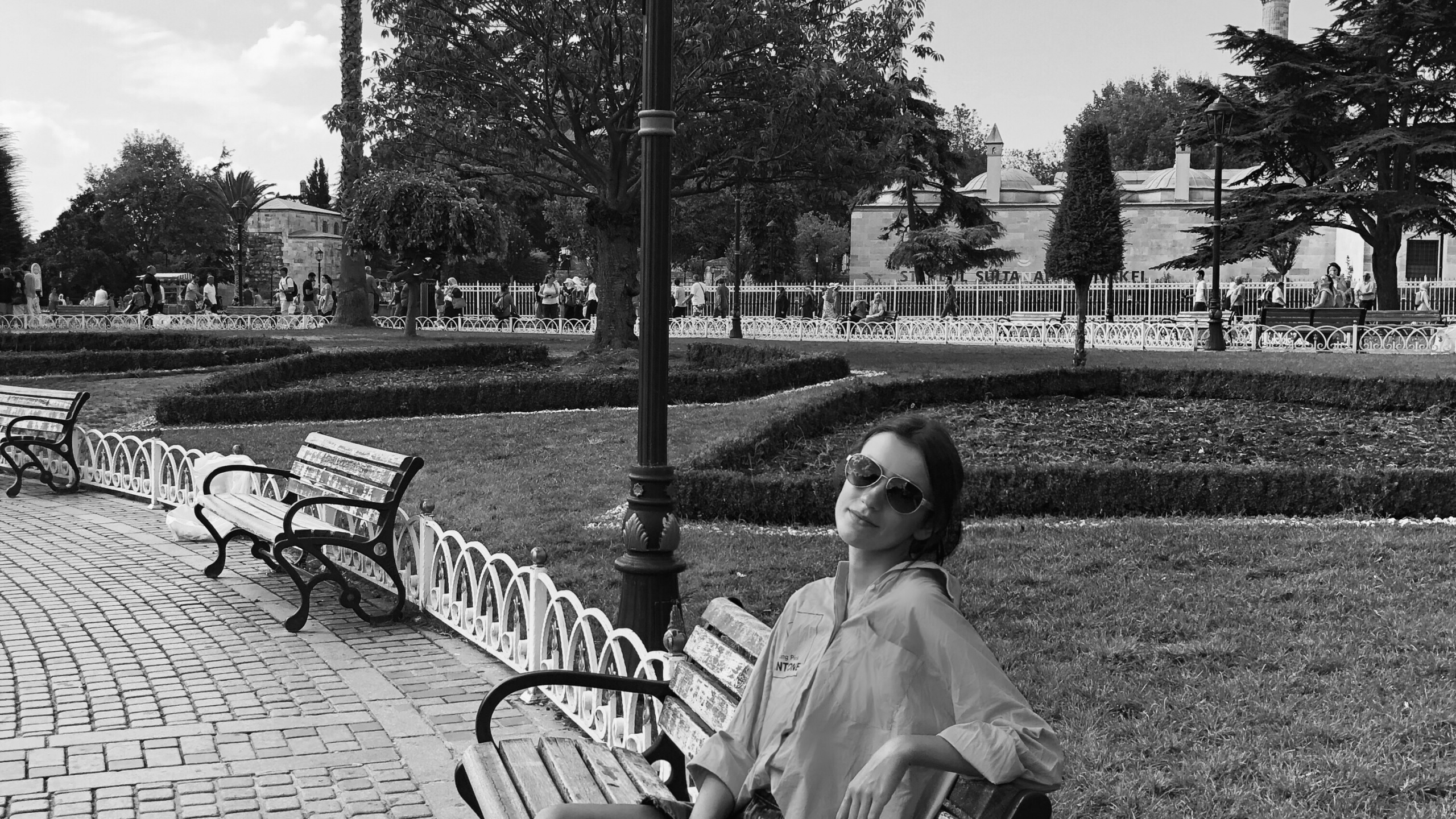 Обои человеческое тело, сидящий, уличный фонарь, монохромный, черный и белый в разрешении 2560x1440