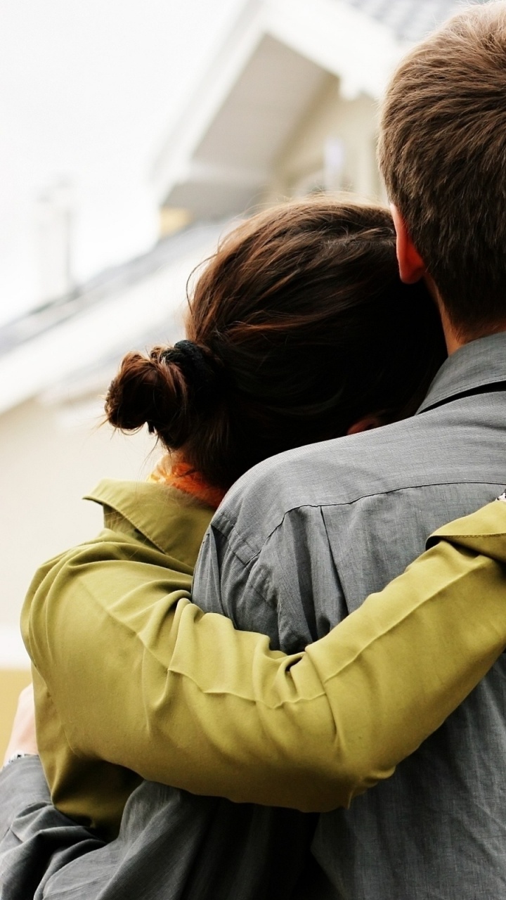 Обои взаимодействие, крепкое объятие, плечо, любовь, роман в разрешении 720x1280