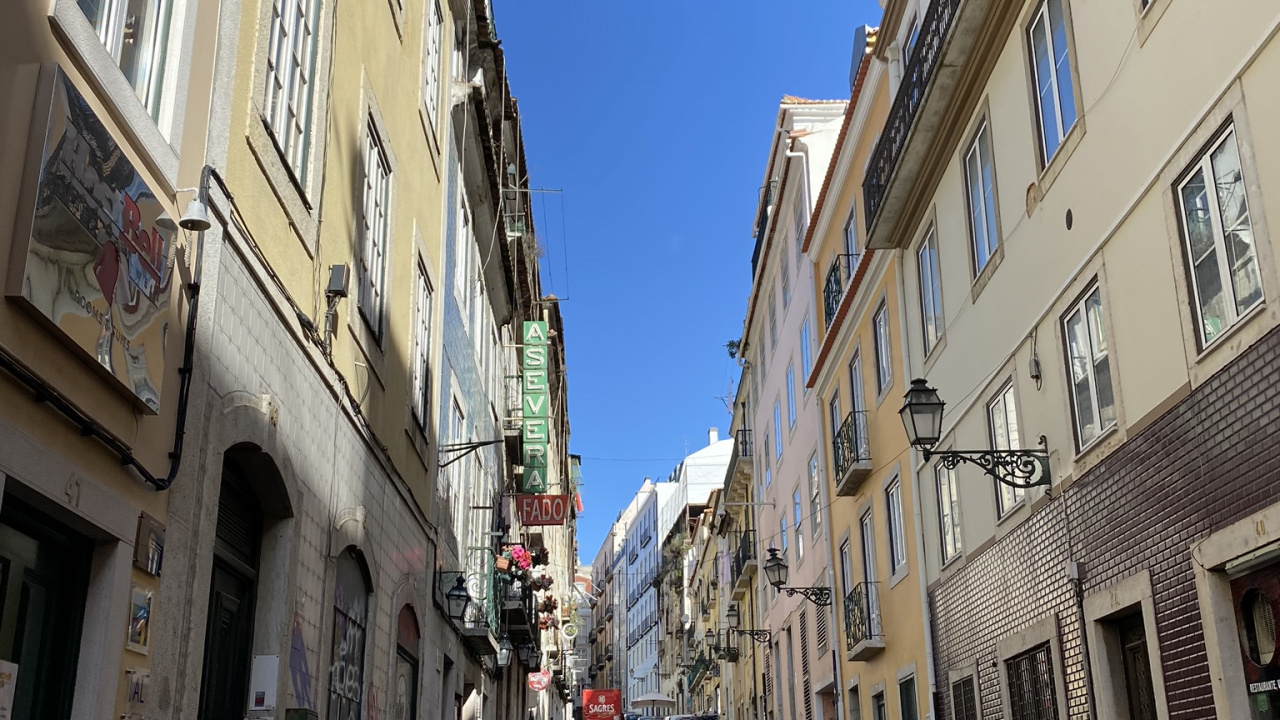 Обои аллея, дорога, синий, городок, окно в разрешении 1280x720