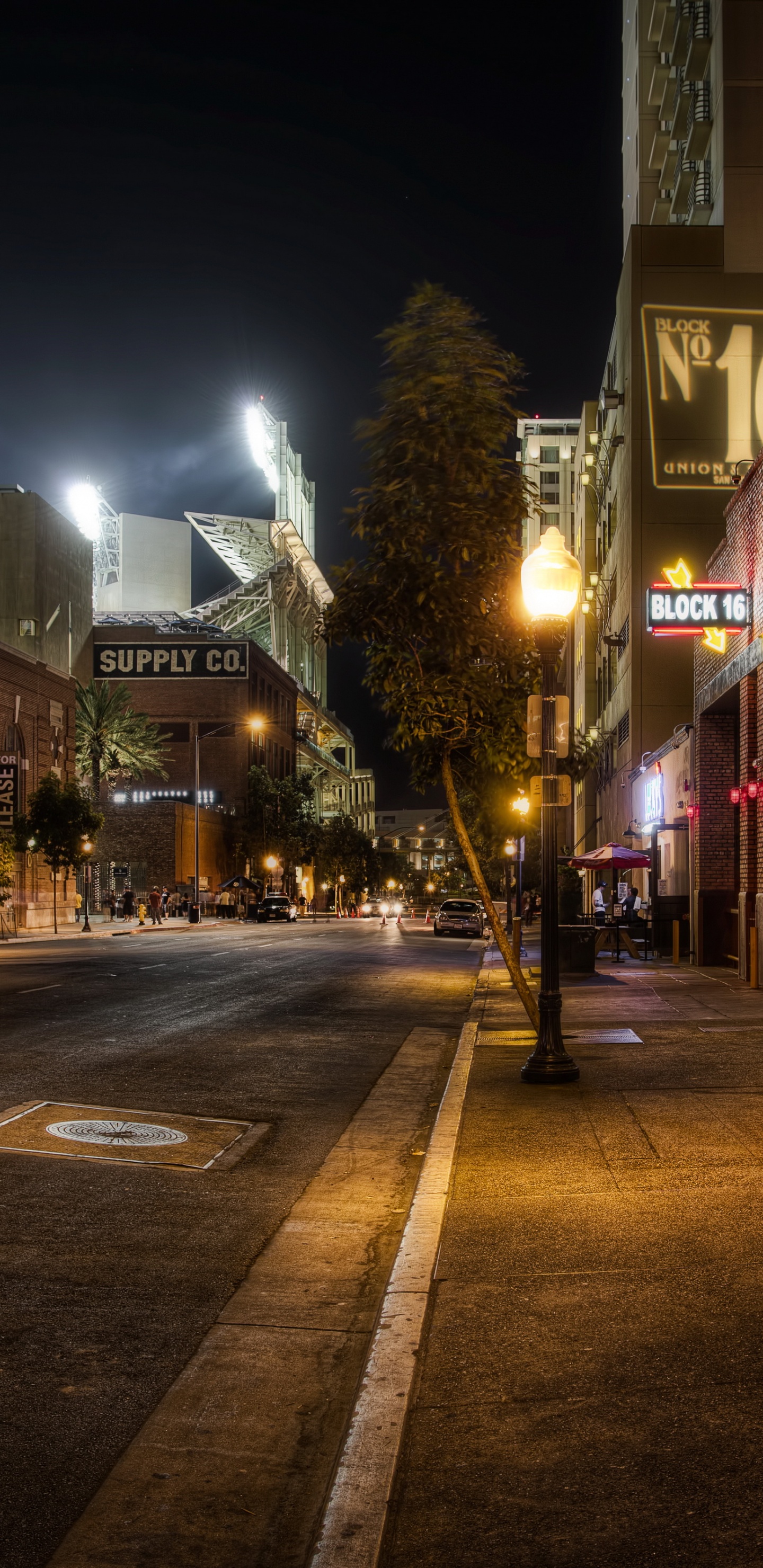 Обои улица, дорога, ночь, городской район, городок в разрешении 1440x2960