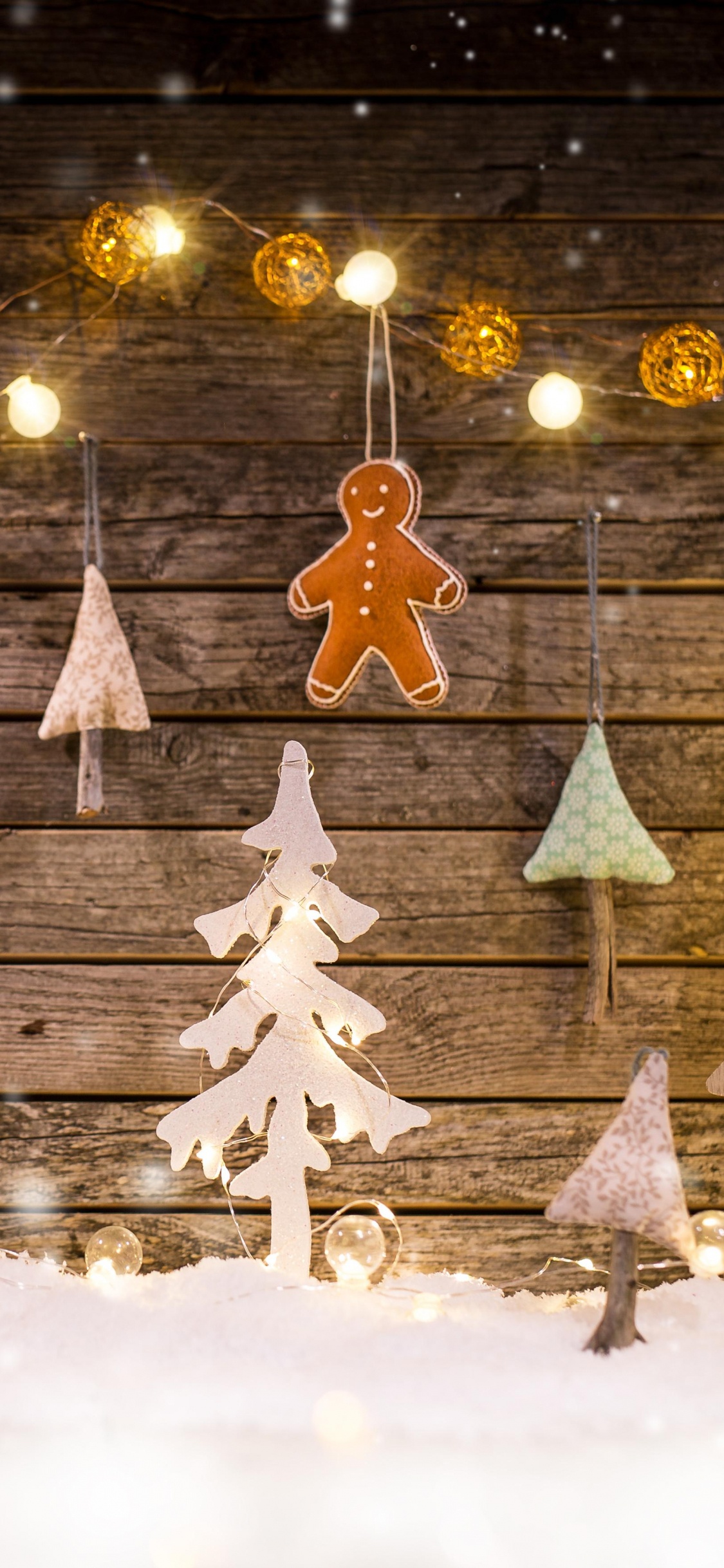 Обои Рождественский день, Рождество, елка, Рождественские украшения, зима в разрешении 1125x2436