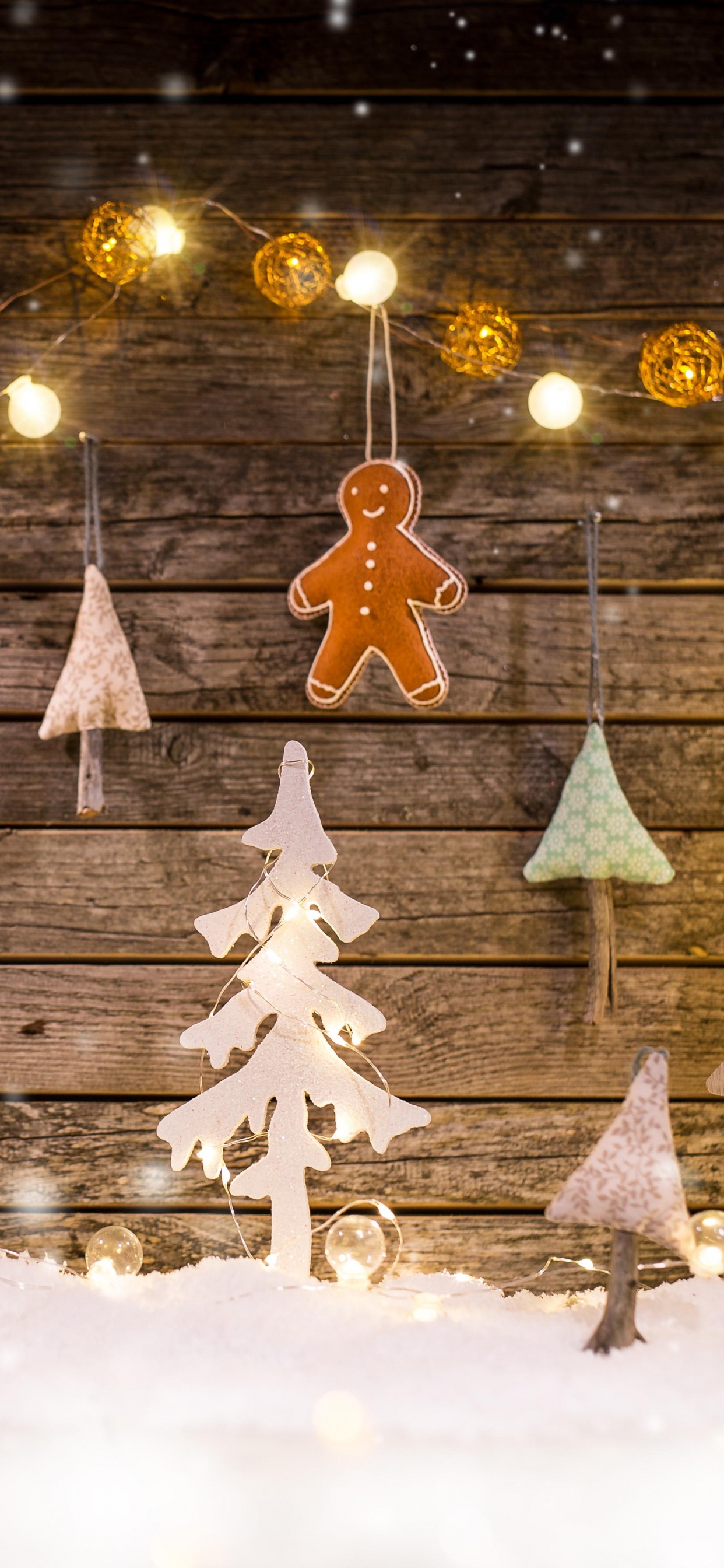 Обои Рождественский день, Рождество, елка, Рождественские украшения, зима в разрешении 1242x2688