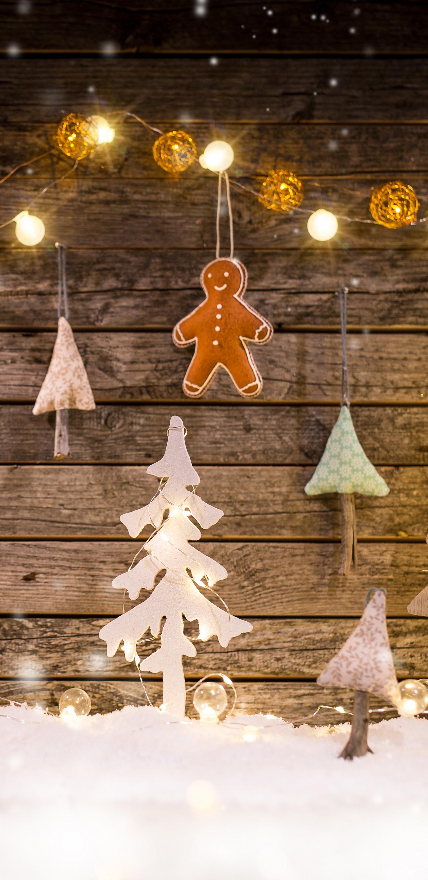 Обои Рождественский день, Рождество, елка, Рождественские украшения, зима в разрешении 1440x2960