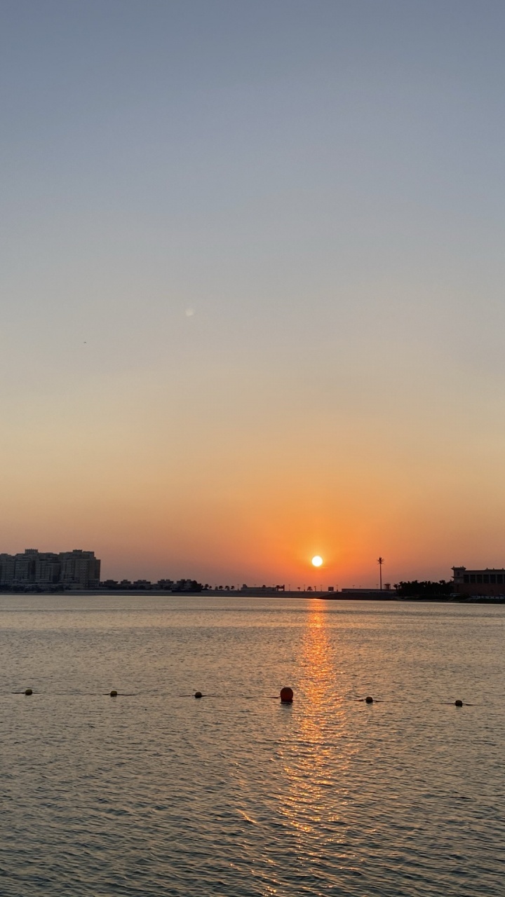 Обои вода, закат, водоем, ночь, природа в разрешении 720x1280