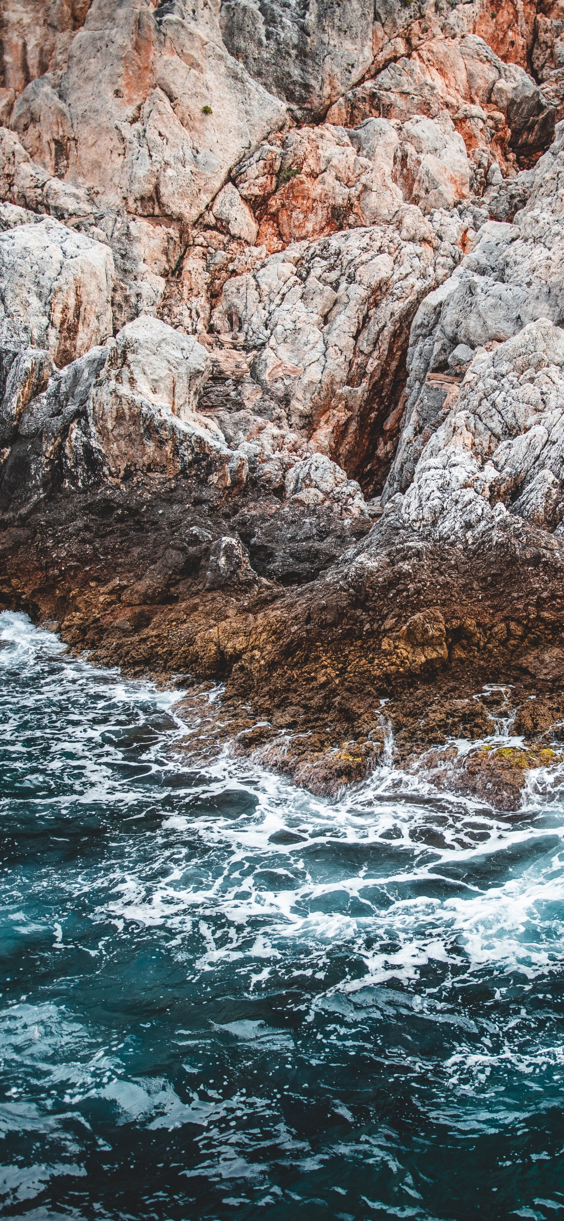 Обои геология, волна, побережье, вода, рок в разрешении 1125x2436