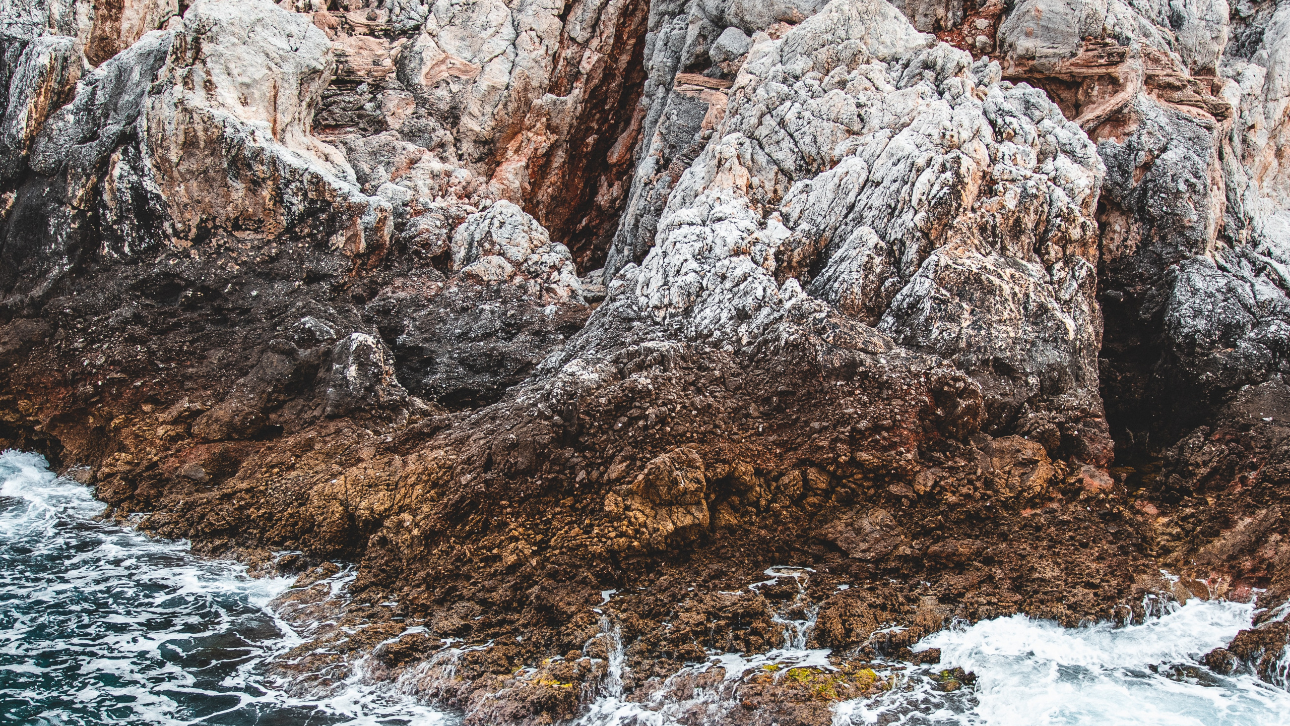 Обои геология, волна, побережье, вода, рок в разрешении 2560x1440