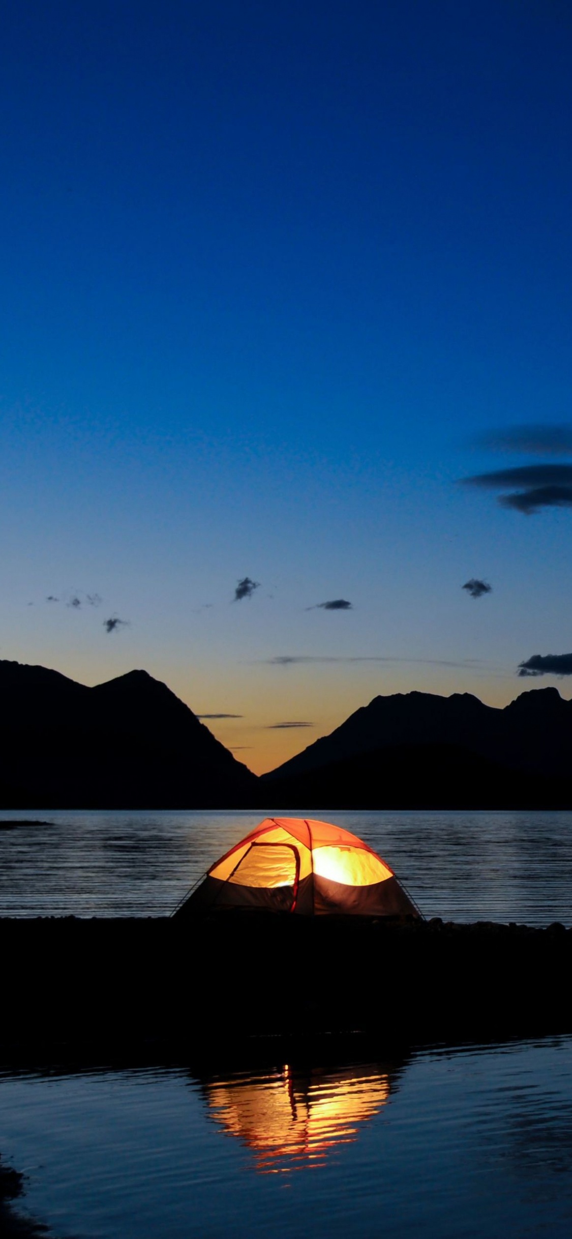 Обои Кемпинг, озеро, отражение, вода, горизонт в разрешении 1125x2436