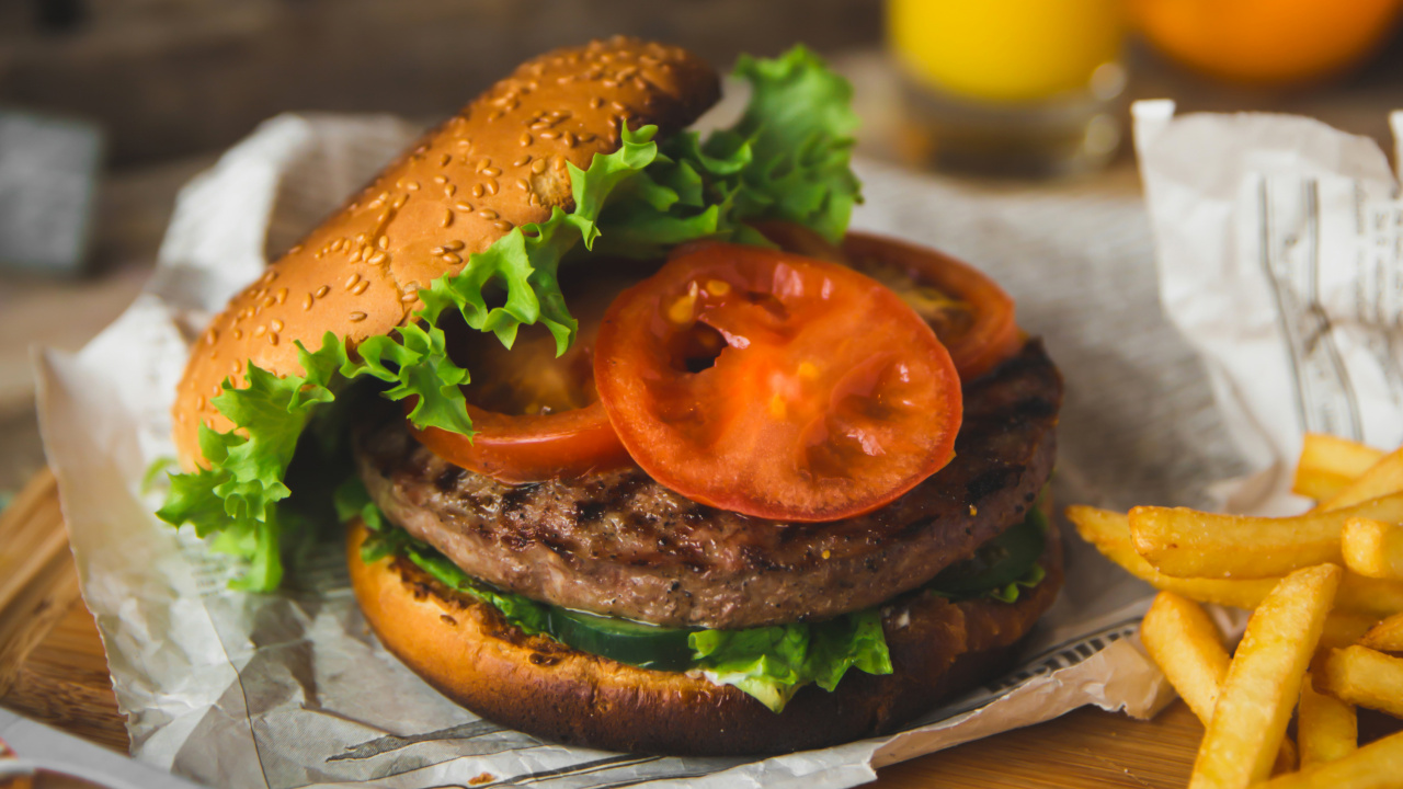 Обои гамбургер, картофель фри, булочка, быстрое питание, блюда в разрешении 1280x720