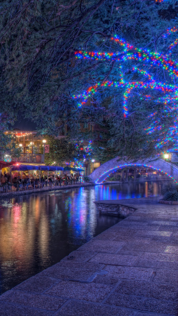 Обои Рождественский день, Рождественские огни, ночь, водный путь, отражение в разрешении 720x1280