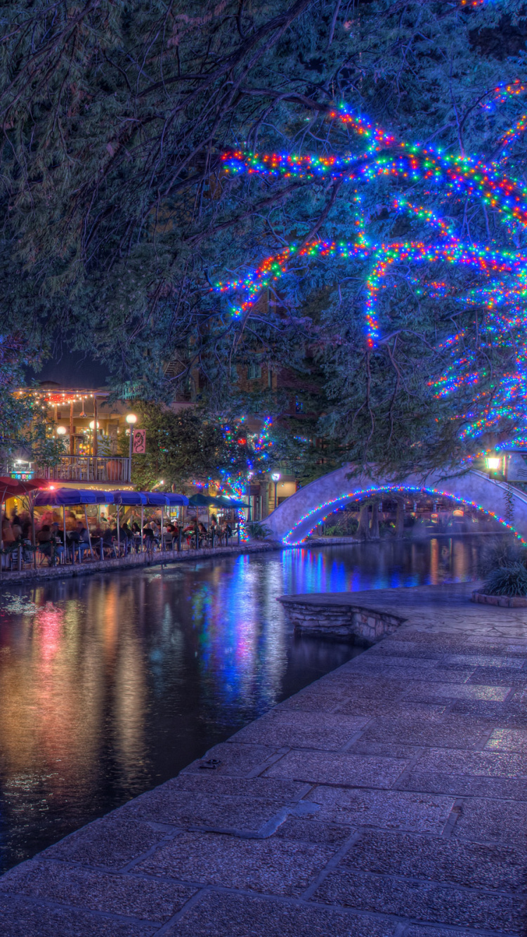 Обои Рождественский день, Рождественские огни, ночь, водный путь, отражение в разрешении 750x1334