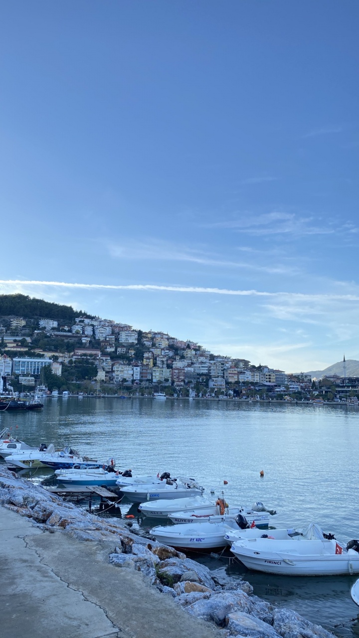 Обои вода, облако, лодка, судно, озеро в разрешении 720x1280