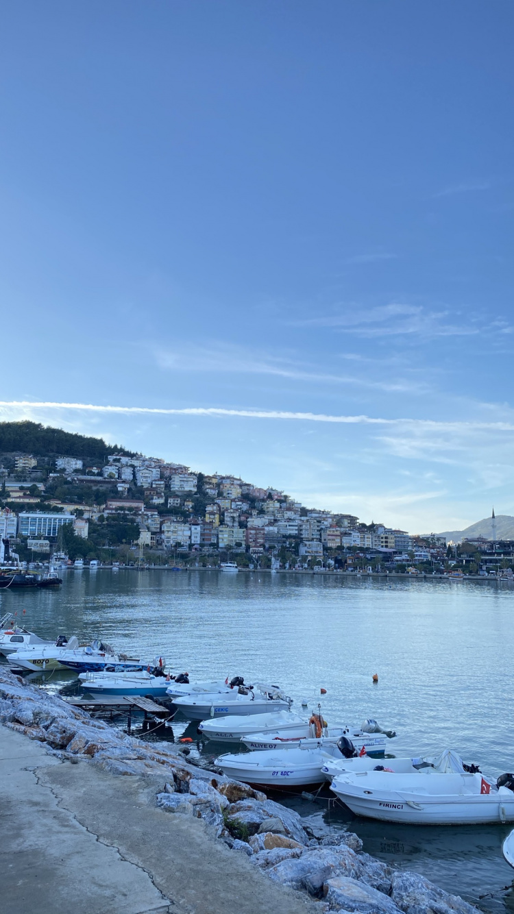 Обои вода, облако, лодка, судно, озеро в разрешении 750x1334