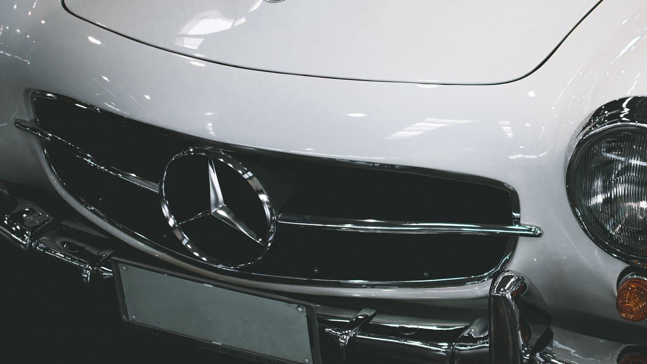 Обои фара, автомобильное освещение, спортивный автомобиль, mercedes benz sls amg, капюшон в разрешении 1280x720