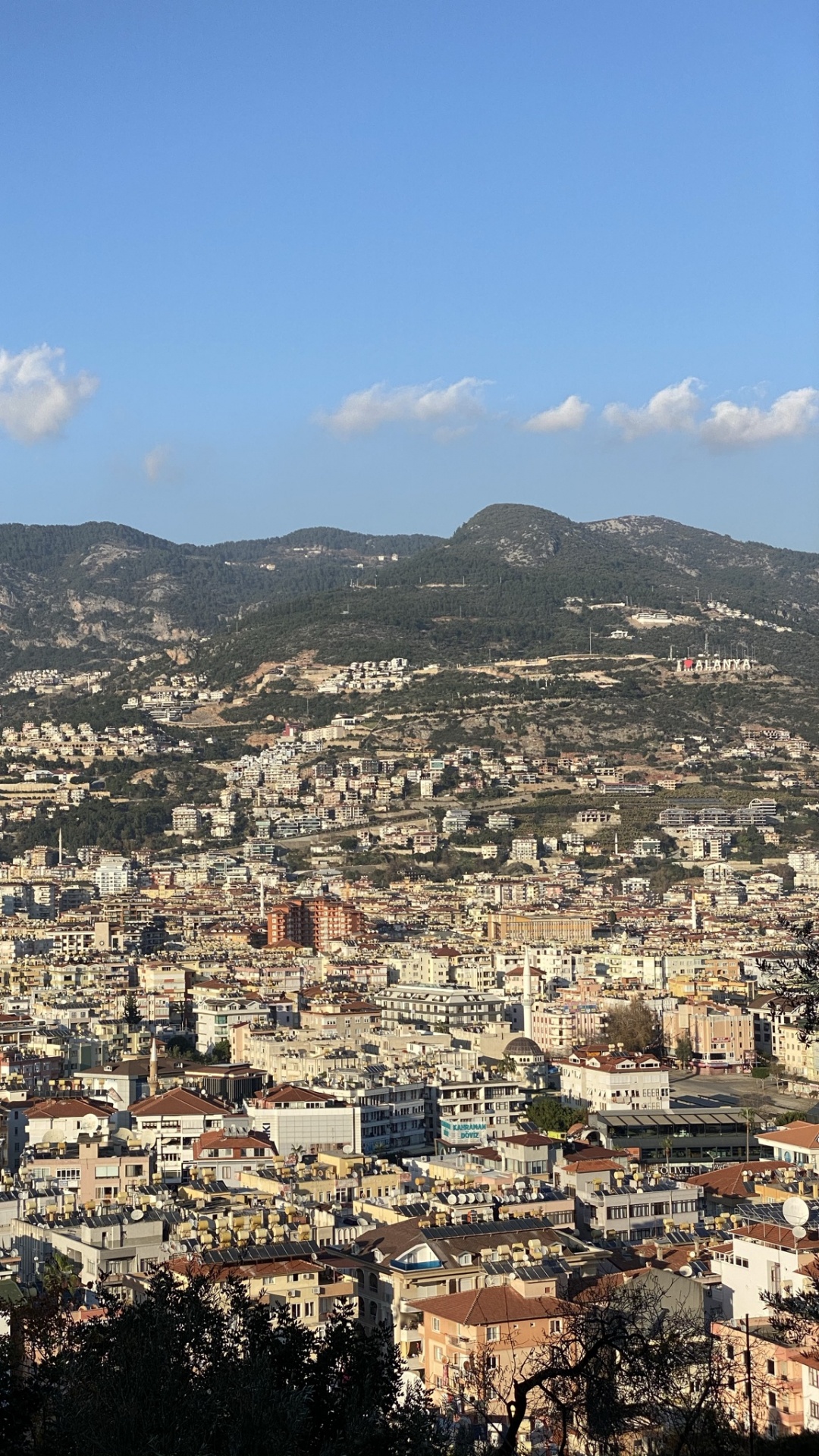 Обои облако, атмосфера, здание, гора, лазурный в разрешении 1080x1920