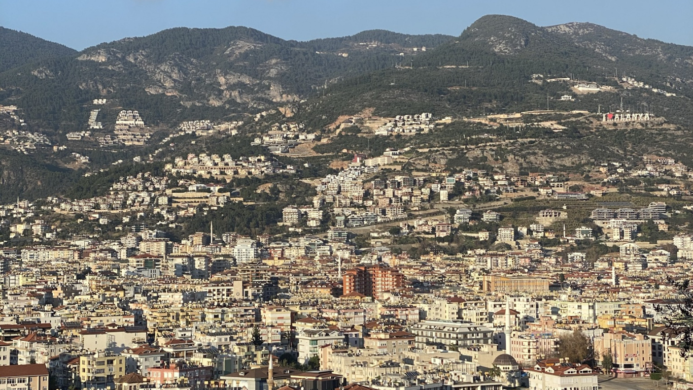 Обои облако, атмосфера, здание, гора, лазурный в разрешении 1366x768