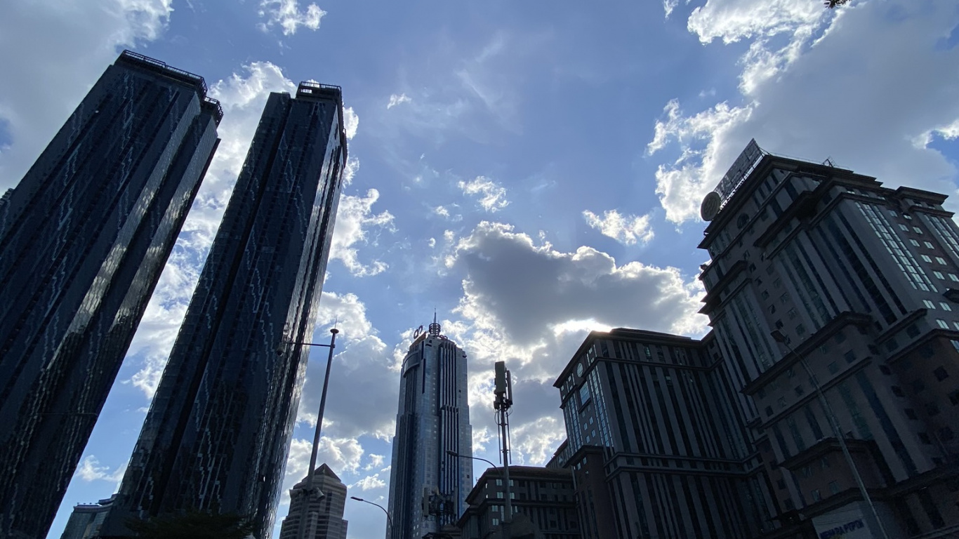 Обои дневное время, облако, башня, инфраструктура, дорога в разрешении 1366x768